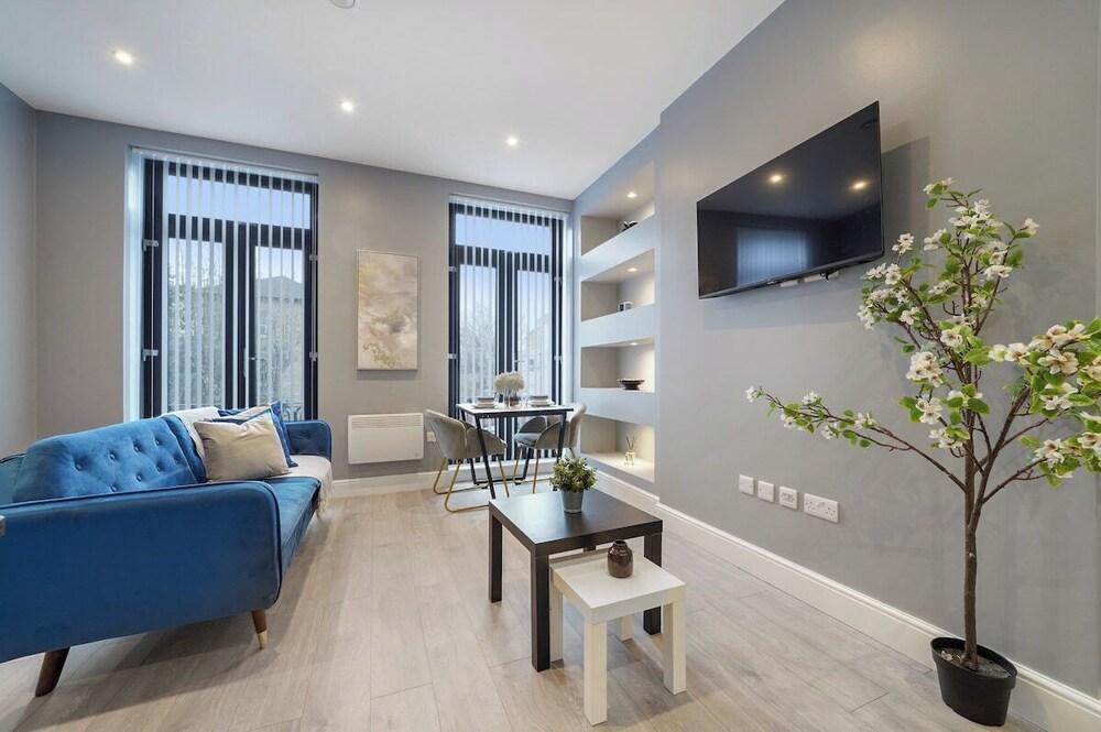 Stunning 1 Bedroom Apartment - Tap to explore photos