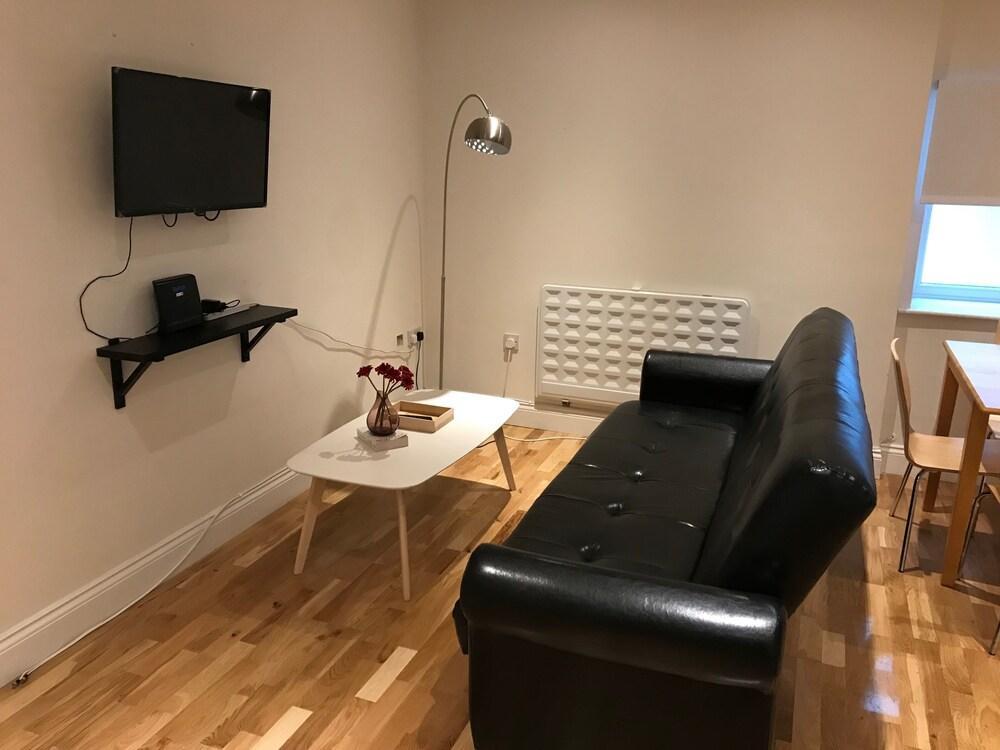 Spacious studio between Old St and Angel ZONE 1 - Tap to explore photos