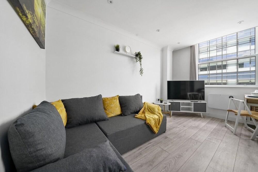 Studio Apartment Green