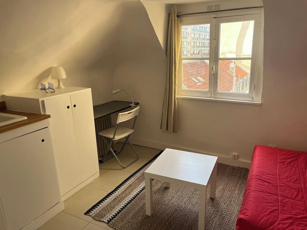 Studio, rue de Vaugirard, Paris 15th arrondissement - Tap to explore photos