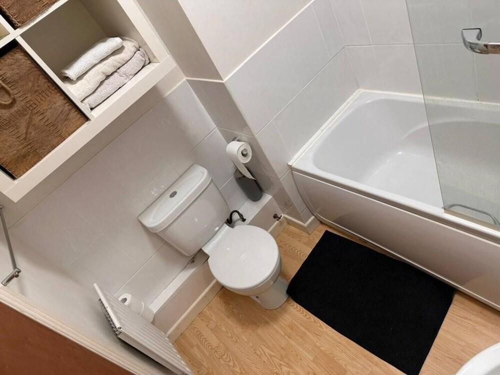 Studio Flat In Central London - Tap to explore photos