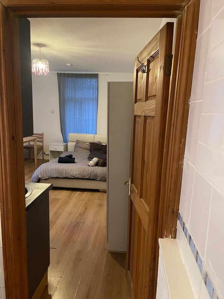 Studio flat with easy access to Central London - Tap to explore photos