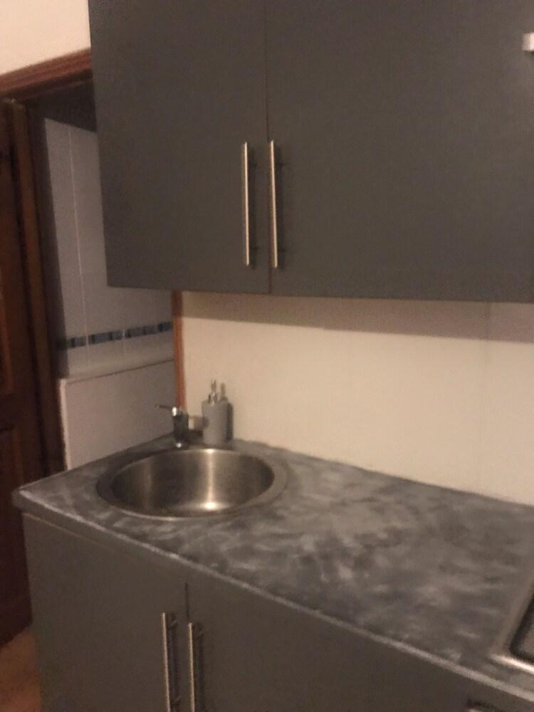 Studio flat with easy access to Central London - Tap to explore photos