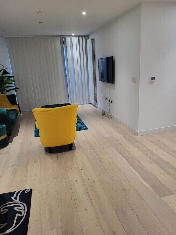 Stylish 2 bed Apartment - Tap to explore photos