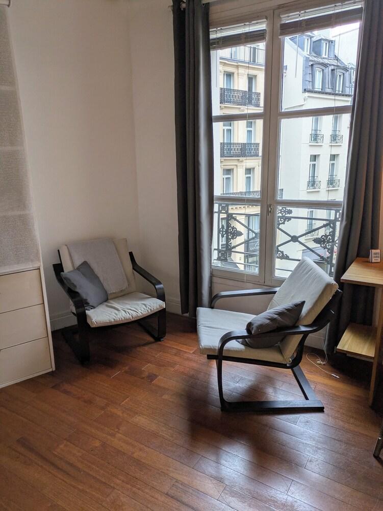 Studio Paris 1er Louvre-Samaritaine lease mobility - Tap to explore photos