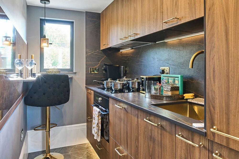 Stylish Studio Near Central London - Tap to explore photos