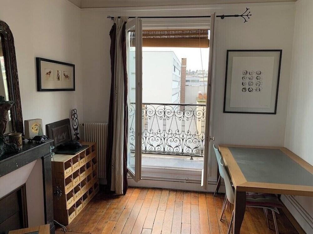 Stylish Private Suite + Sunny Balcony Paris - Tap to explore photos