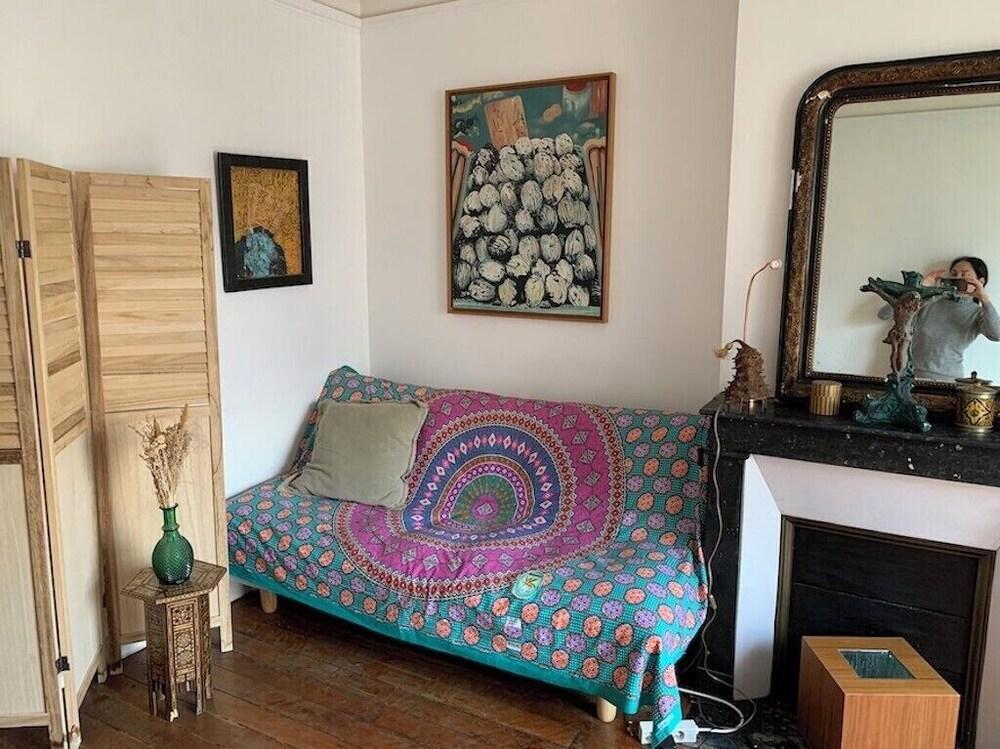 Stylish Private Suite + Sunny Balcony Paris - Tap to explore photos