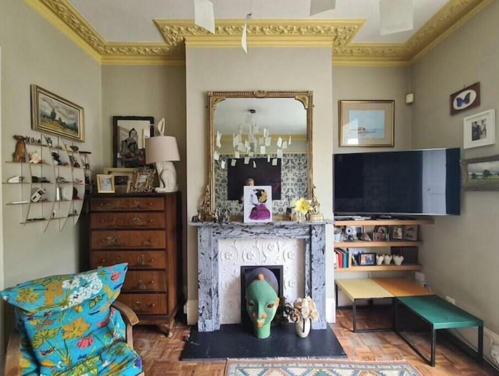 Stylish London Fields House - Tap to explore photos