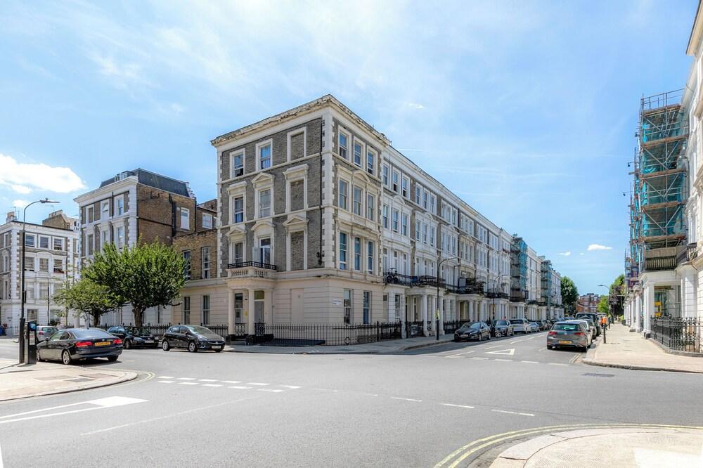 Stylish Kensington Flat with Sofa Bed!
