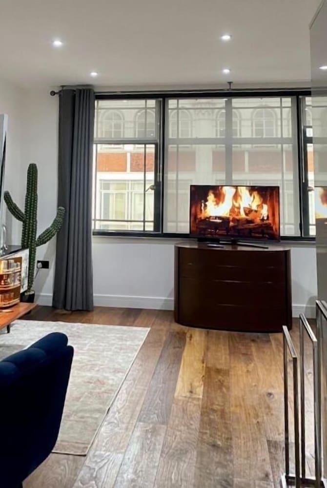 Studio in ❤️ of Central London. (W1 Postcode) - Tap to explore photos
