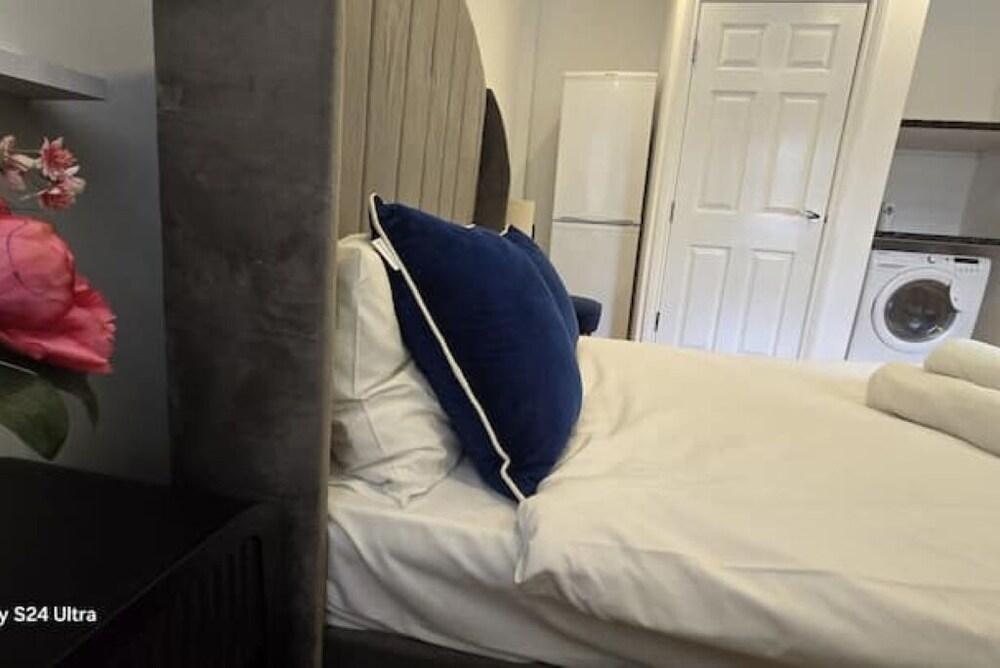 Studio Flat 4 in Camden Parkway