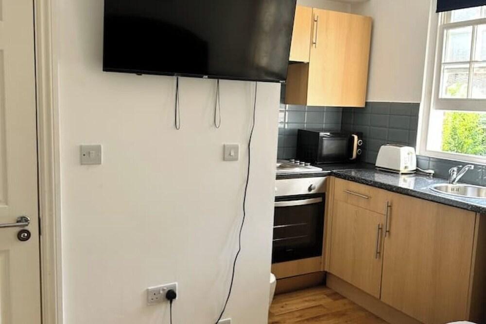 Studio Flat 4 in Camden Parkway - Tap to explore photos