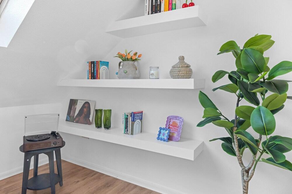 Stylish Nunhead Flat with Private Balcony - Tap to explore photos