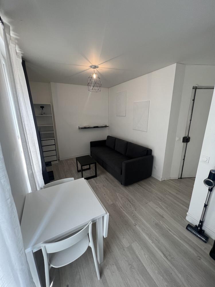 Stylish Paris Studio near Sacre Coeur - Tap to explore photos