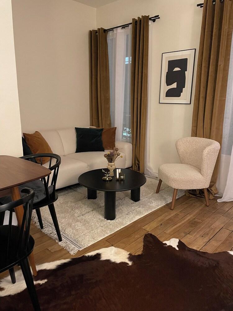 Stylish Parisian apartment - Tap to explore photos