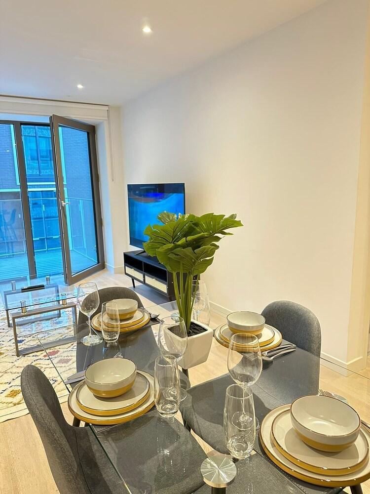 Stunning 1 bedroom apartment. - Tap to explore photos