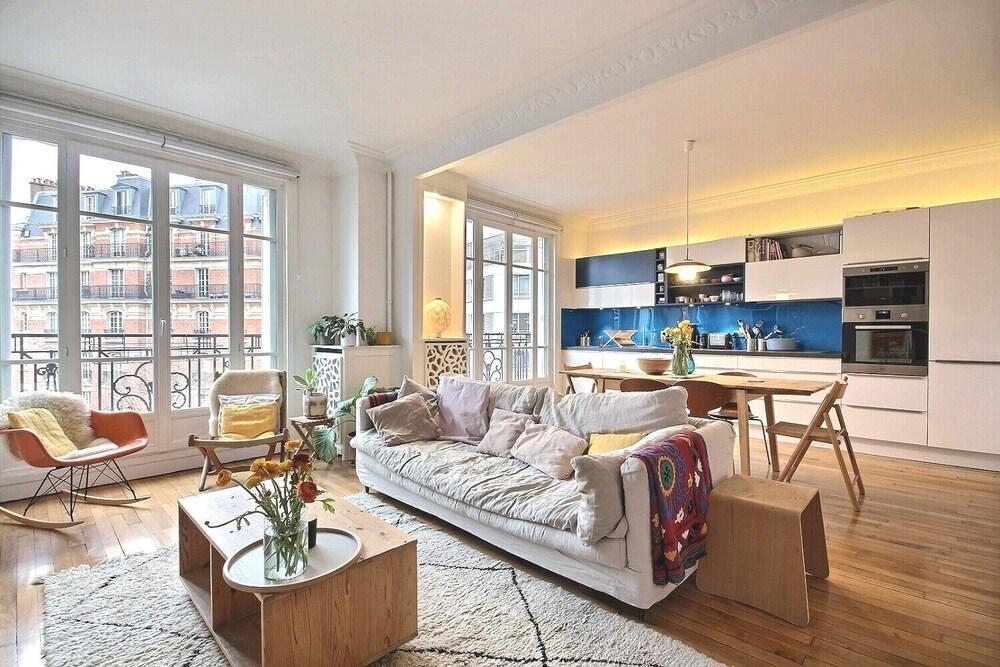 Superb, bright and comfortable family apartment - Tap to explore photos