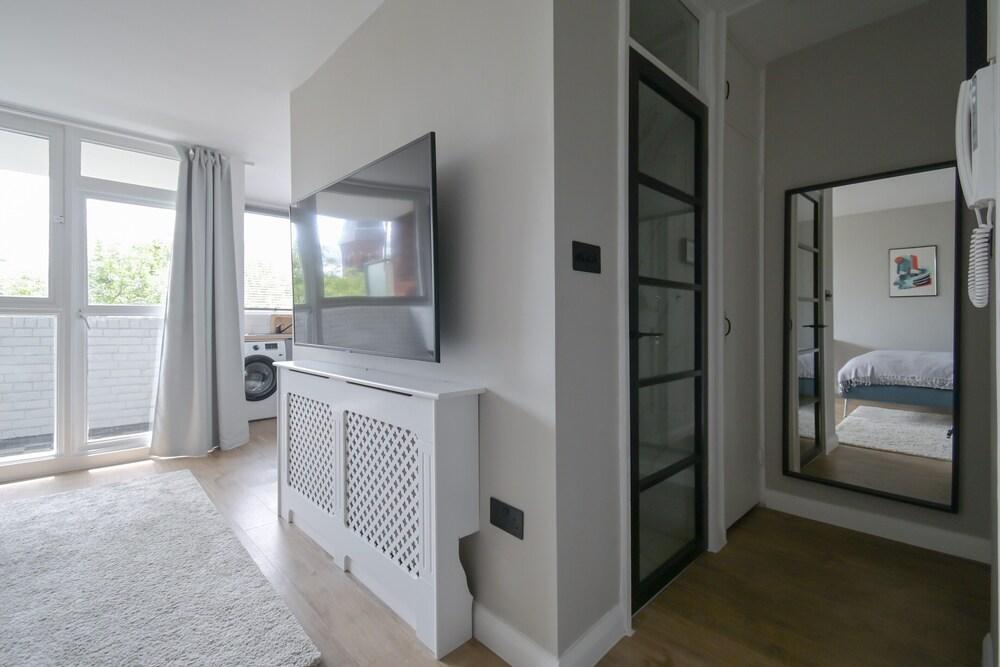 Sunny scandinavian style sudio central - Tap to explore photos