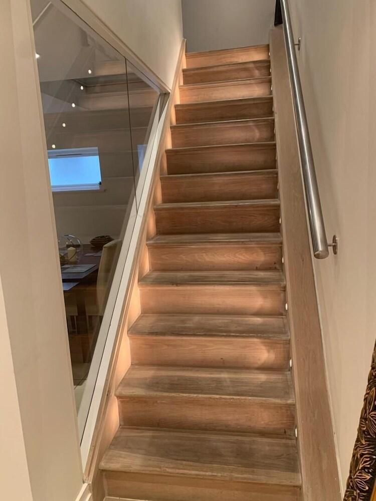 Stylish 2 Bedroom Mews in Central already