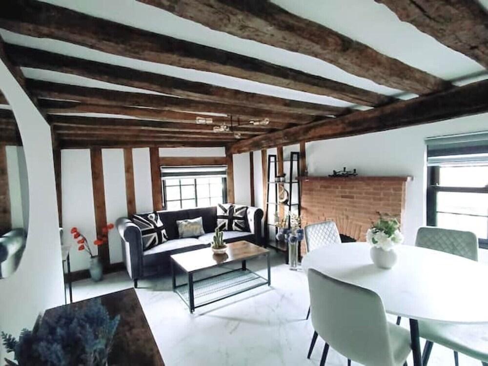 Stylish and Comfy Studio - Perfect for Couples - Tap to explore photos