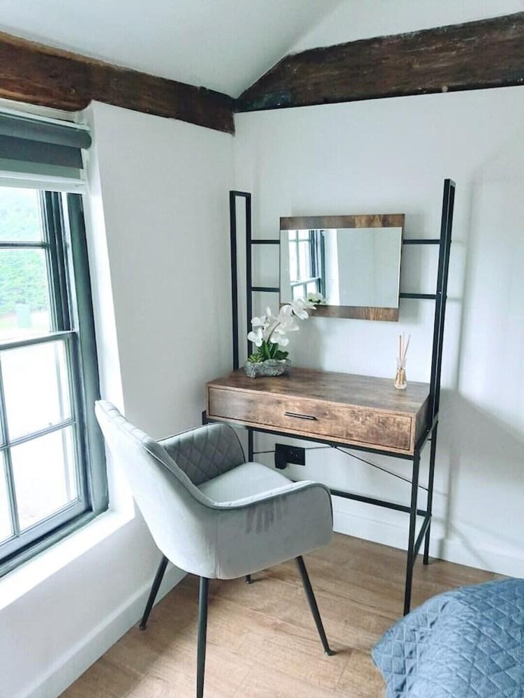 Stylish and Comfy Studio - Perfect for Couples - Tap to explore photos