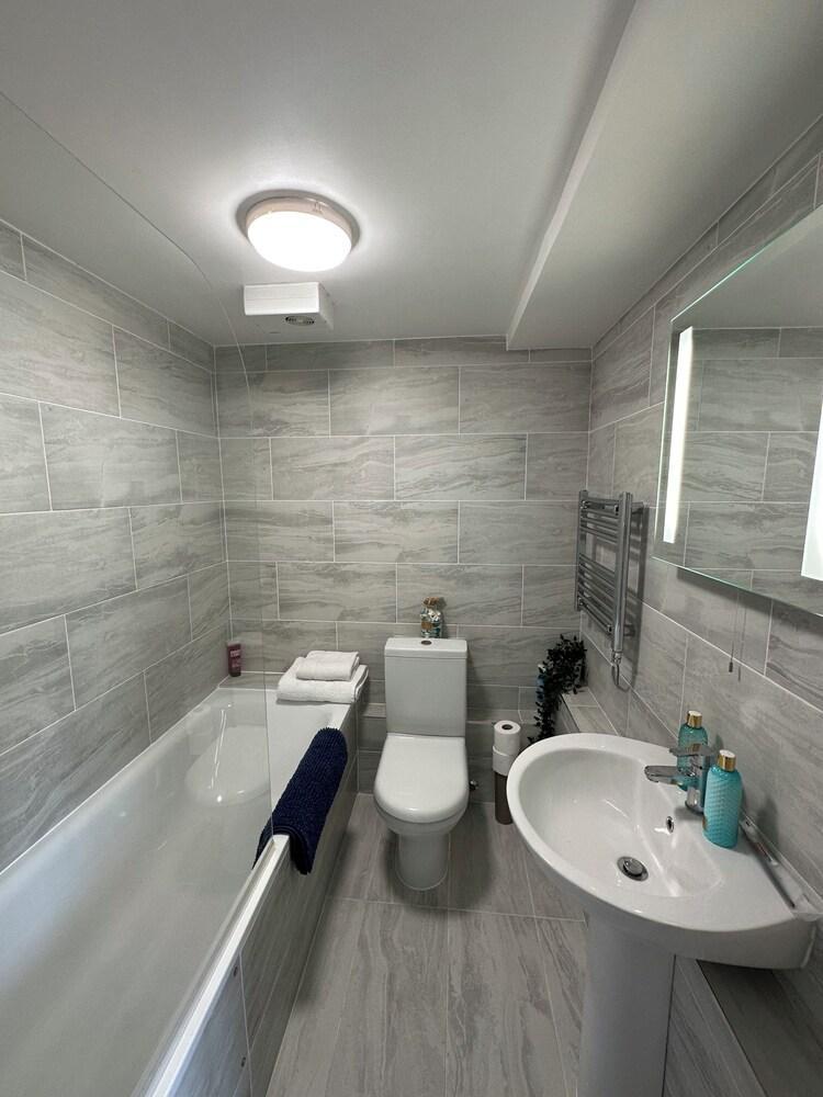 Stylish Studio Flat in Chelsea - Tap to explore photos