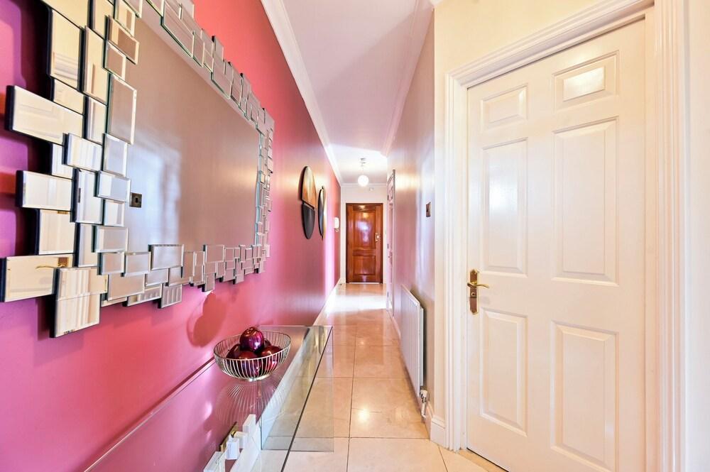Stylish Mapesbury Escape - Tap to explore photos