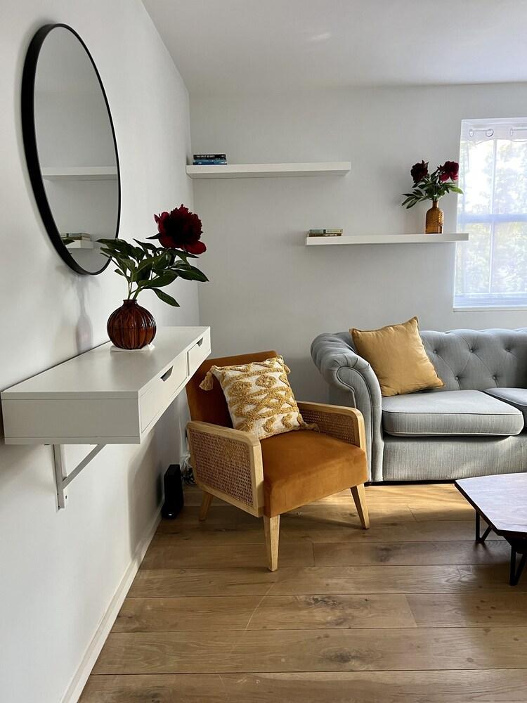 Sunny 2 King Bed Flat Steps From Portobello Rd - Tap to explore photos