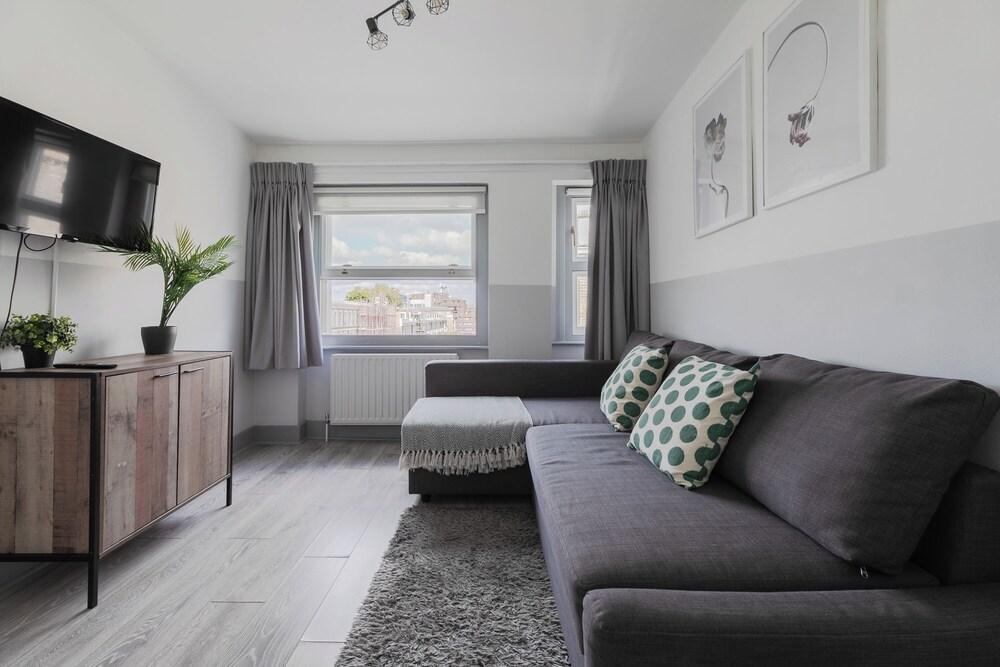 Top Floor Apartment with a Kensington View - Tap to explore photos