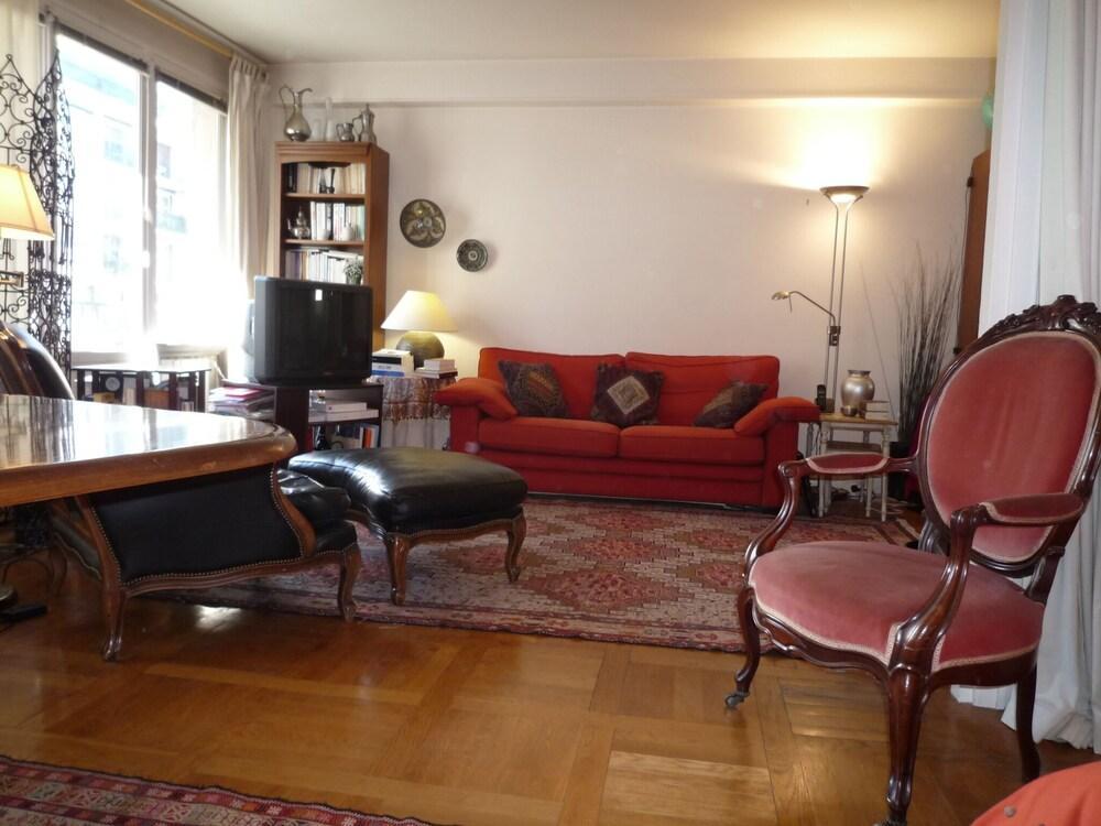 Typical Parisian neighborhood Easy access - Tap to explore photos