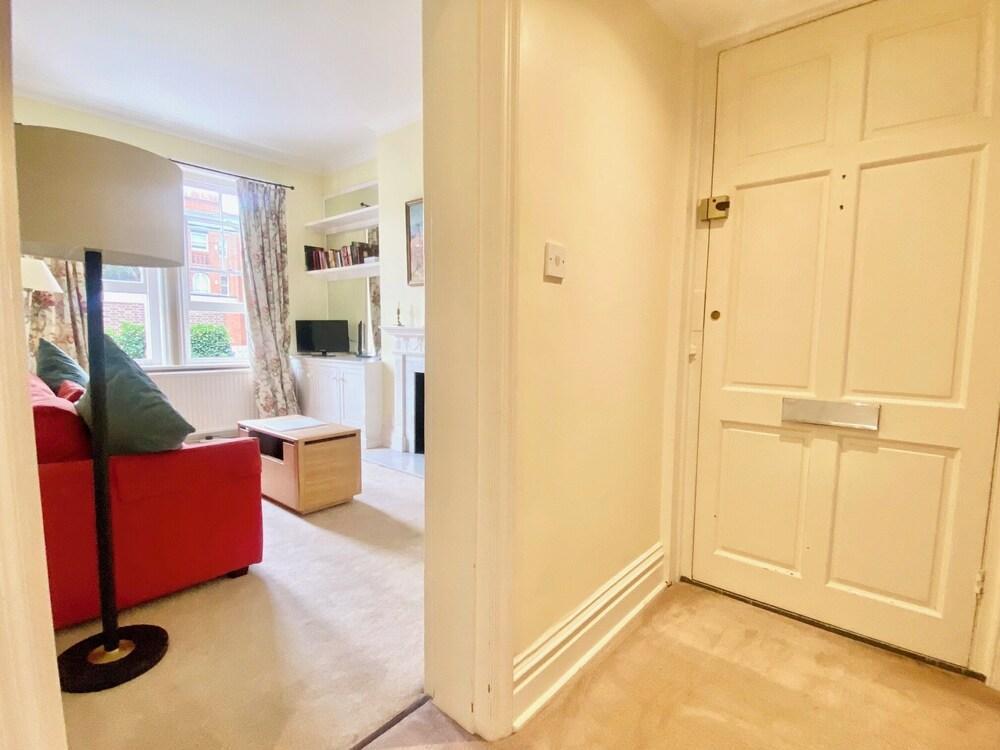The Fulham Apartment - Tap to explore photos