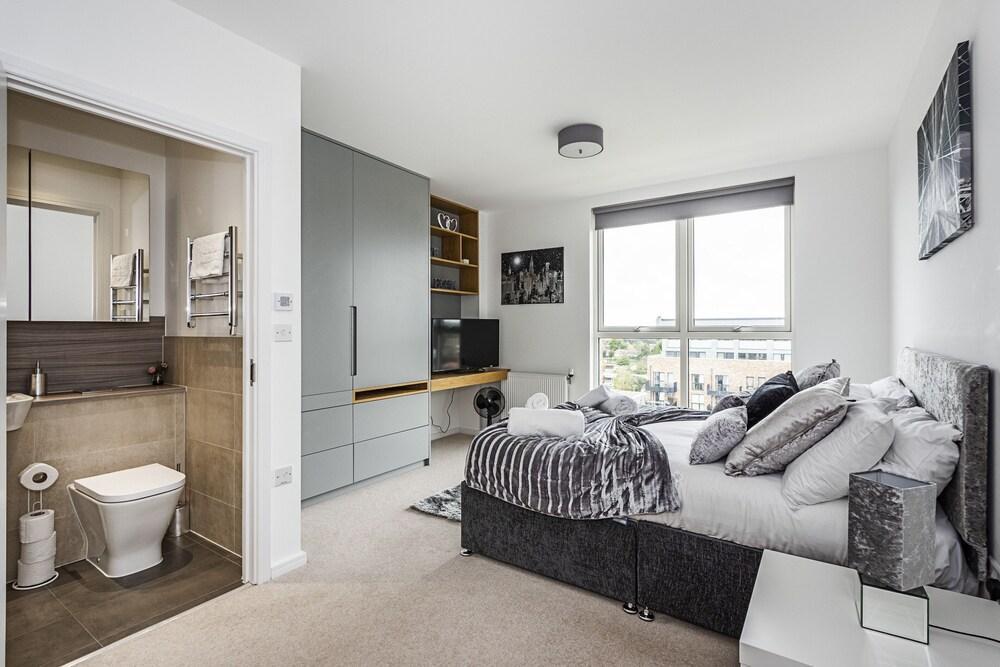 Three Bed apartment Chiswick with parking