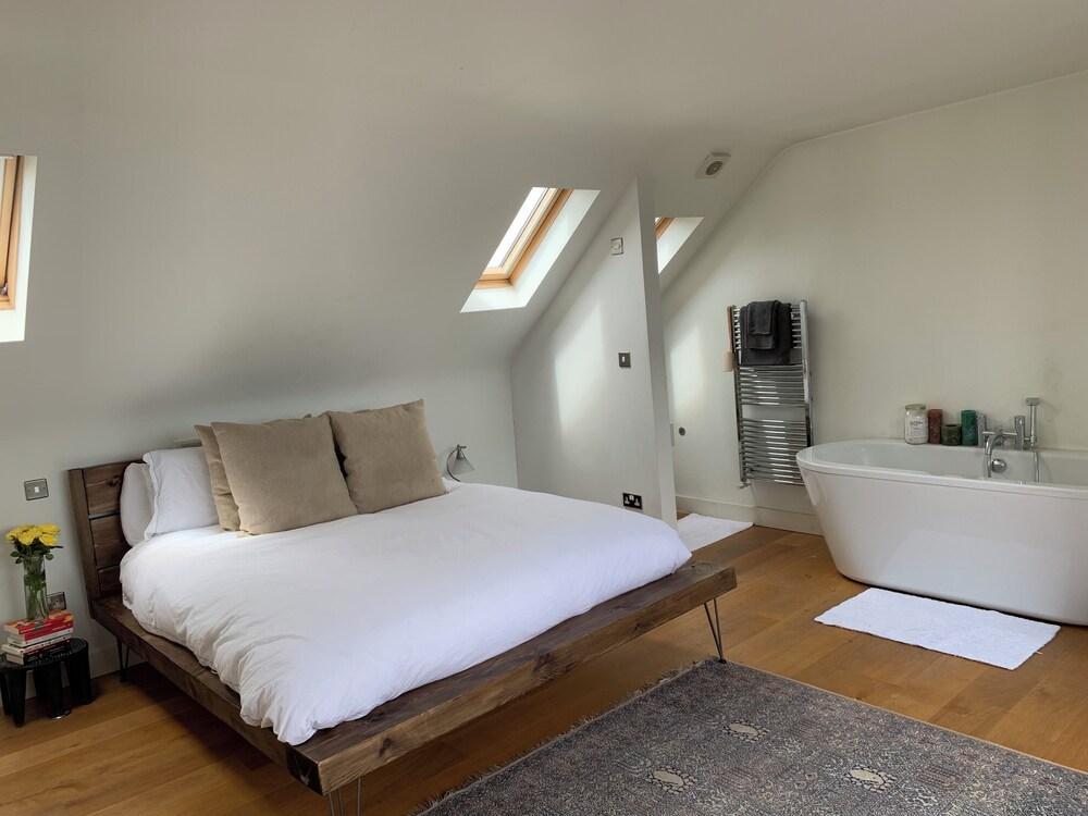 Tranquil oasis in Chiswick Homefields - Tap to explore photos