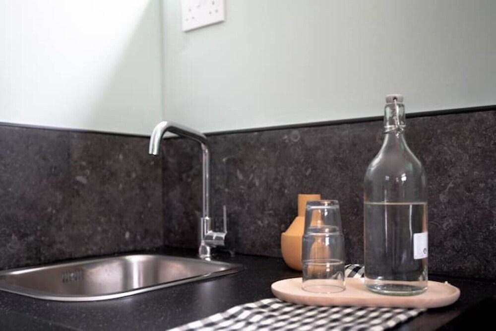 Well-designed Studio 10-mins walk from Notting Hill - Tap to explore photos