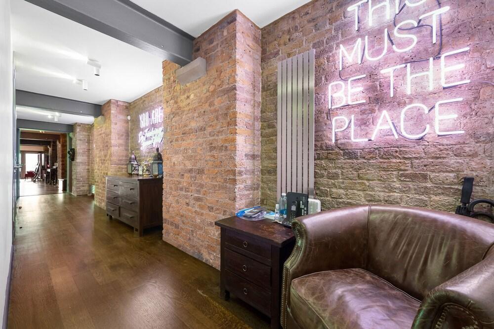 Wapping Thames Penthouse- 2,000 sq ft - Tap to explore photos