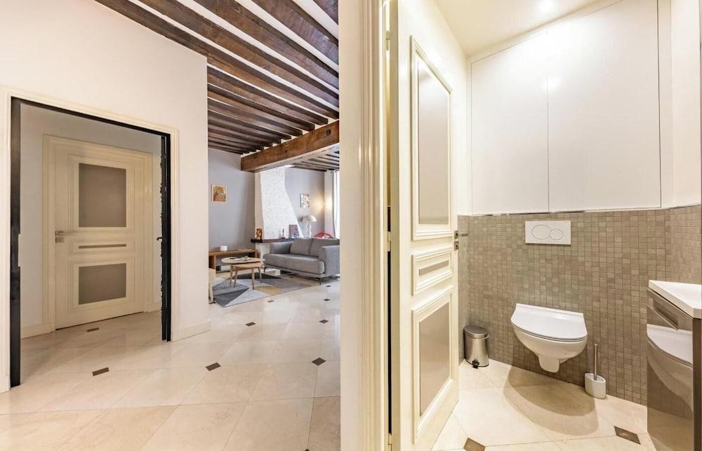 AN EXCELLENT BASE FOR EXPLORATION, JUST STEPS FROM NOTRE DAME & THE SEINE