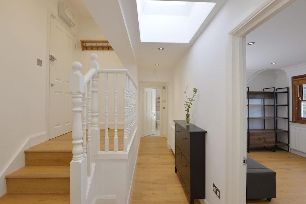 COSY FLAT 2 BED AND 2 BATH, 5 MIN FROM TRAIN STATION - Tap to explore photos