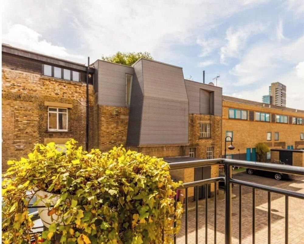 Upscale Shoreditch 1BR with parking