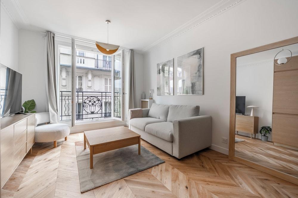 We Parisian * Invalides* Cozy Home - Tap to explore photos
