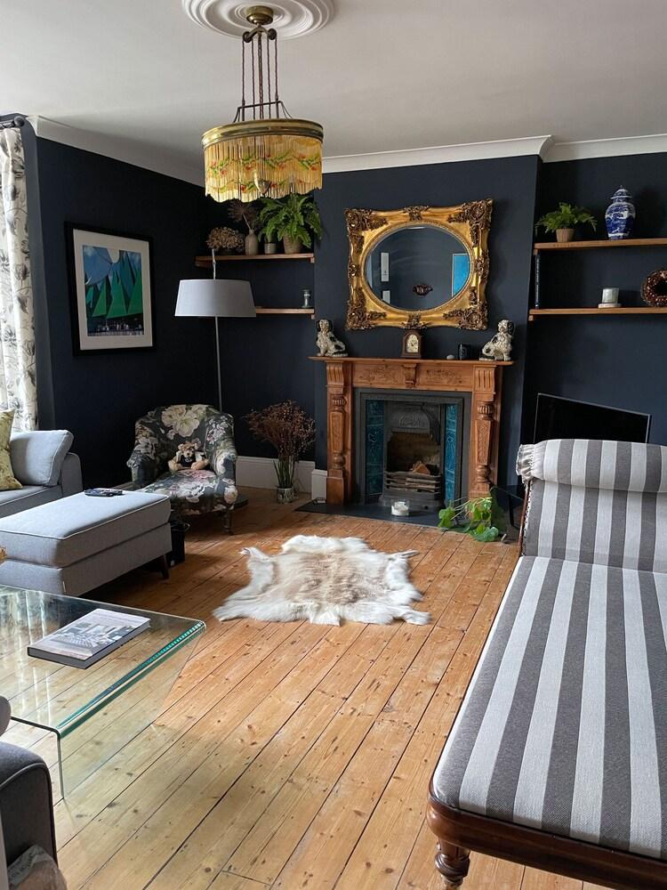 Walthamstow Edwardian Flat - Tap to explore photos