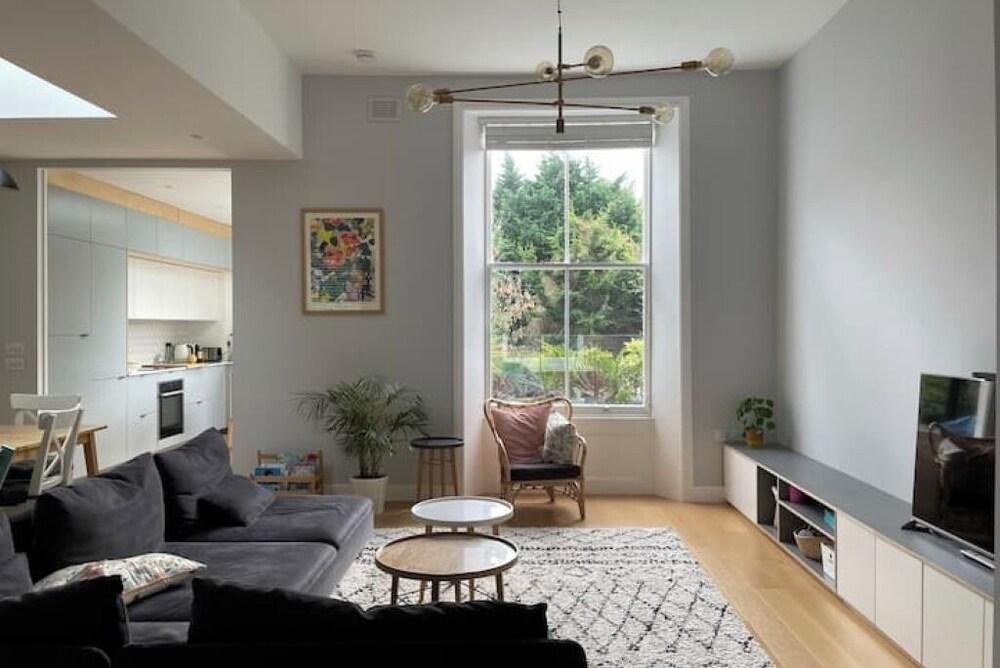 Wonderful 2 bedroom flat with terrace - Tap to explore photos