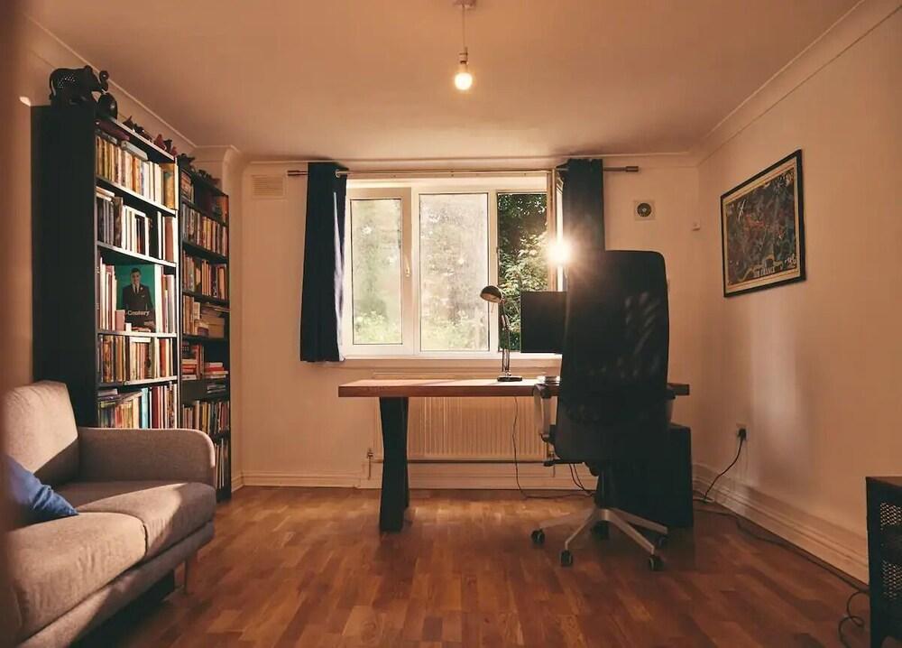 Well-connected & furnished 1 bedroom flat