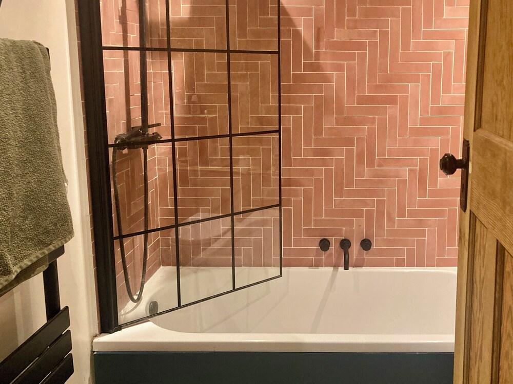Walthamstow one bedroom flat - Tap to explore photos