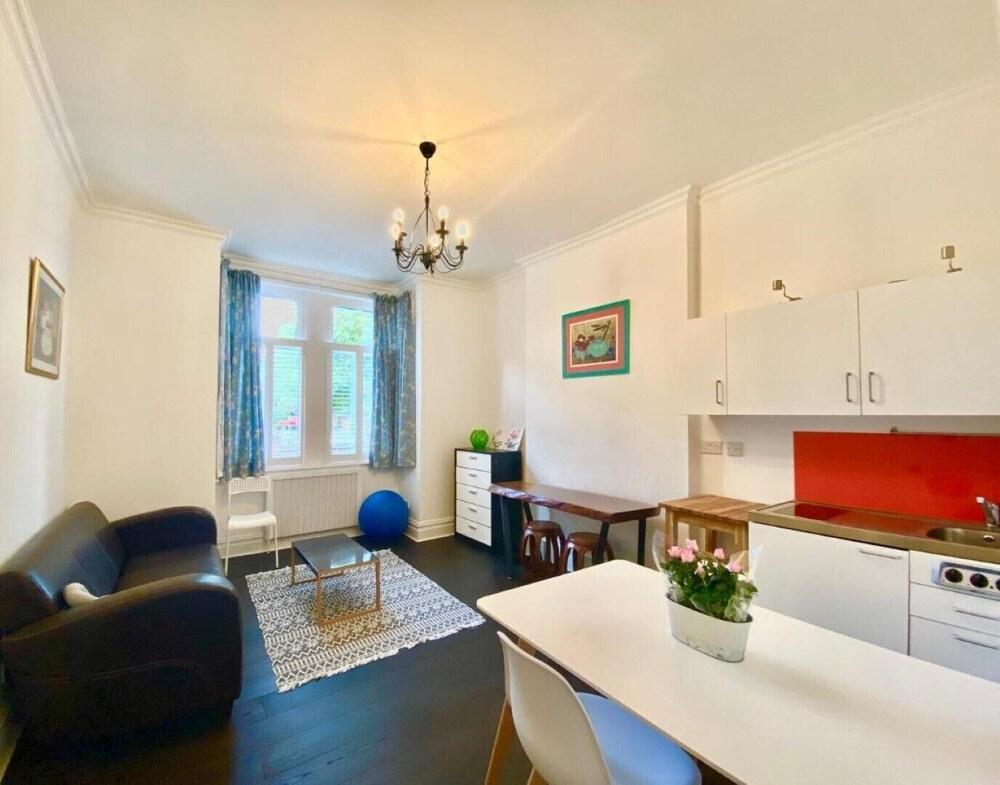 Wimbledon Airbnb Apartment - Tap to explore photos