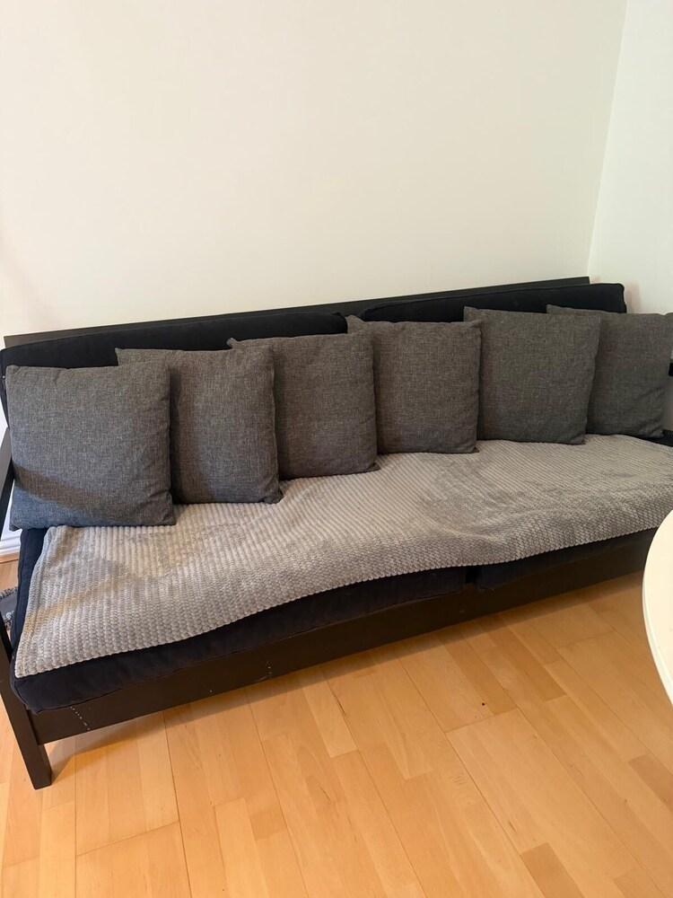 Your London Escape: Bright 1-Bed Flat with Parking - Tap to explore photos