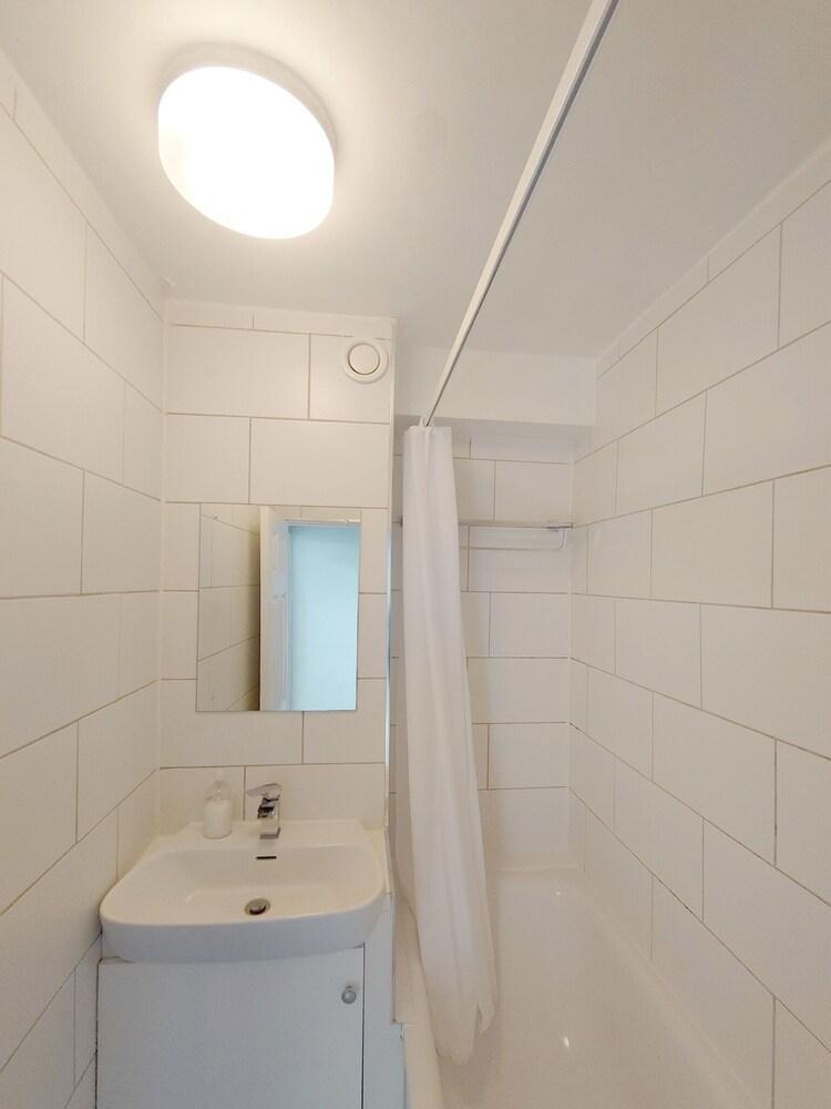 Zone 1, 3 bedroom apartment - Tap to explore photos