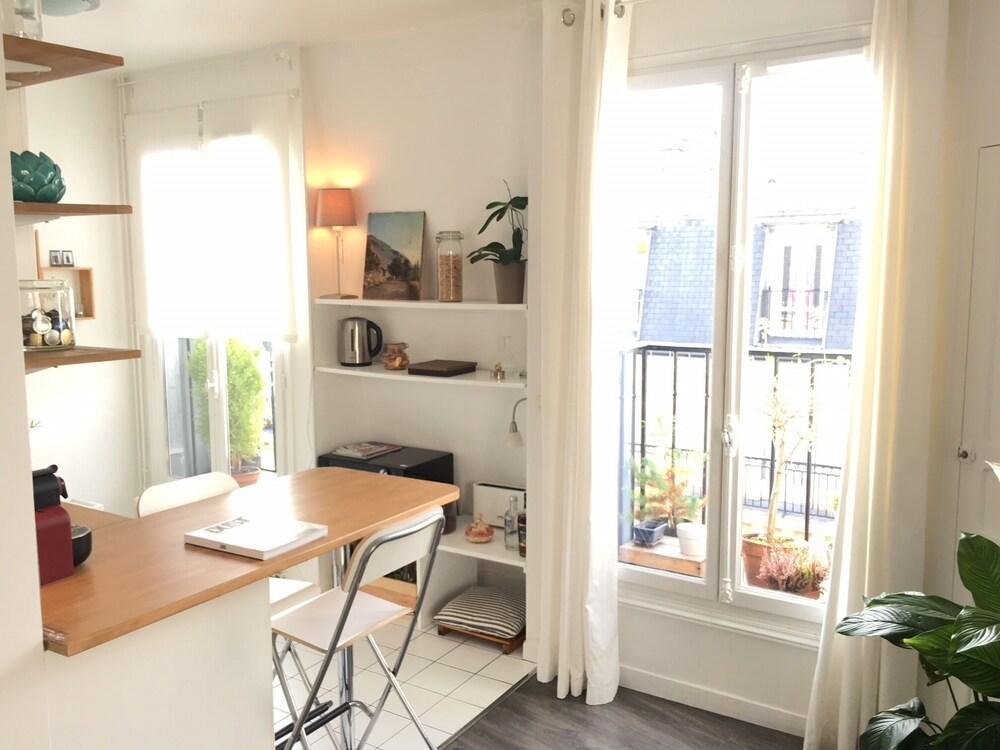 BRIGHT 2 ROOM APARTMENT 4 minutes from PARC MONCEAU. Top floor.