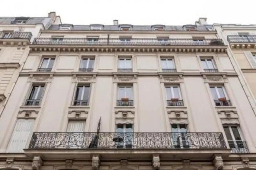 Gorgeous 1BR flat with balcony near Eiffel Tower in the chic 7th district