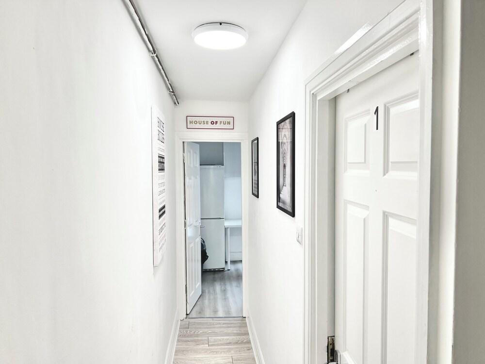 Triple room 5 min from Westfield London (quarto 4) - Tap to explore photos